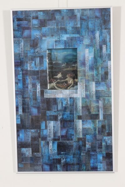 Urve Küttner. Suplevad nümfid. 2017. Ehteinstallatsioon. Paul Delvaux’ maali fragmendi reproduktsioon, hõbe, helmed, kollaaž, klaaskuul