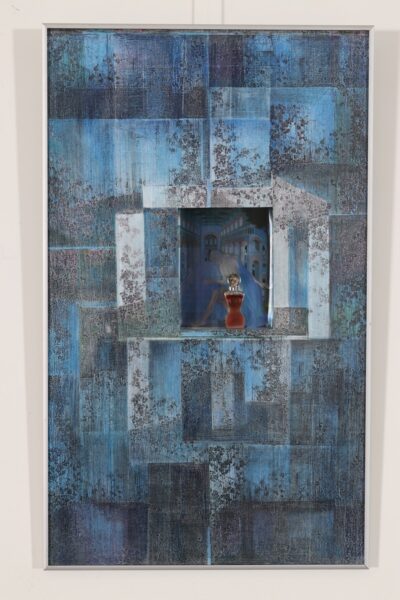 Urve Küttner. Kirkus III. 2006. Paul Delvaux’ maali fragmendi reproduktsioon, Jean Paul Gaultier’ parfüümipudelile modelleeritud hõbemaskiga pea, joonistus, paljundus, värvipliiats.