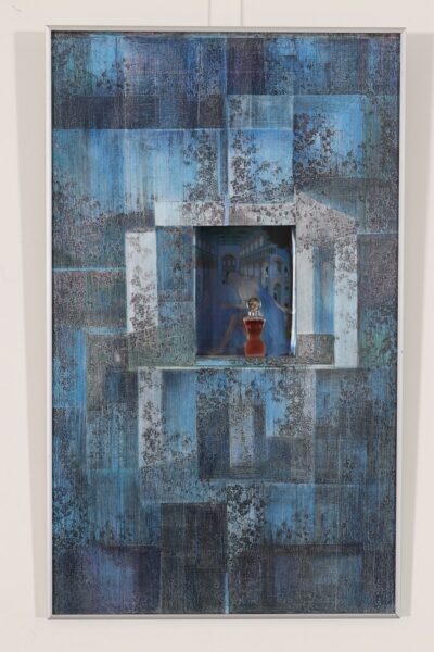 Urve Küttner. Urbino Veenus. 2010. Reprodetail Tiziani maalist “Urbino Veenus” (1538). J. Paul Gaultier' parfüümipudelile modelleeritud hõbemaskis pea, joonistus, paljundus, värvipliiats.