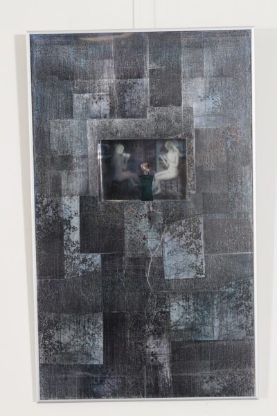 Urve Küttner. Õhtupalvus. 2006. Paul Delvaux’ maali fragmendi reproduktsioon, Jean Paul Gaultier’ parfüümipudelile modelleeritud hõbemaskiga pea, joonistus, paljundus, värvipliiats.