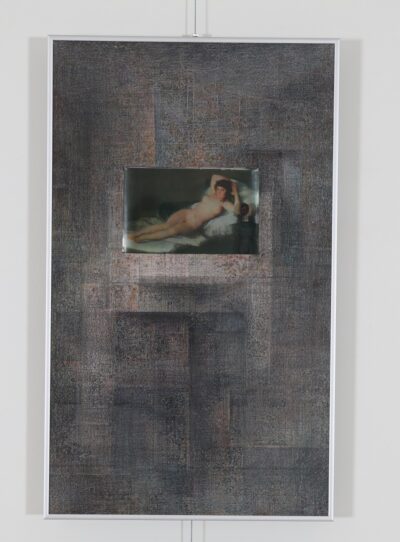 Urve Küttner. Suur Odalisk. 2010. Reprodetail Ingres'i maalist “Suur Odalisk” (1814). J. Paul Gaultier' parfüümipudelile modelleeritud hõbemaskis pea, joonistus, paljundus, värvipliiats.