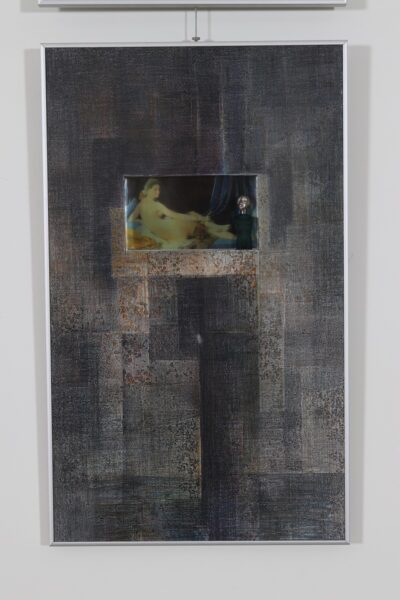 Urve Küttner. Alasti maja. 2010. Reprodetail Goya maalist “Alasti maja” (1806). J. Paul Gaultier' parfüümipudelile modelleeritud hõbemaskis pea, joonistus, paljundus, värvipliiats.