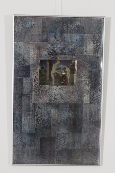 Urve Küttner. Öine aed. 2006. Paul Delvaux’ maali fragmendi reproduktsioon, Jean Paul Gaultier’ parfüümipudelile modelleeritud hõbemaskiga pea, joonistus, paljundus, värvipliiats.