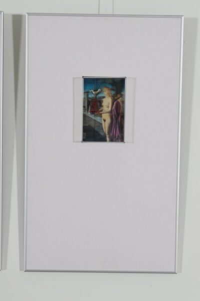 Urve Küttner. Sissepääs linna. 2004. Paul Delvaux’ maali fragmendi reproduktsioon, Jean Paul Gaultier’ parfüümipudelile modelleeritud hõbemaskiga pea, joonistus, paljundus, värvipliiats.