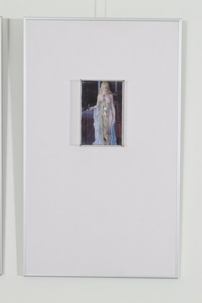 Urve Küttner. Kriis. 2000. Ehteinstallatsioon. Paul Delvaux’ maali fragmendi reproduktsioon, hõbe, email, pärlid, siid