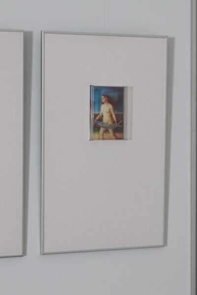 Urve Küttner. Naised mere ääres. 2004. Ehteinstallatsioon. Paul Delvaux’ maali fragmendi reproduktsioon, hõbe, pärlid, akupunktuuri nõelad.