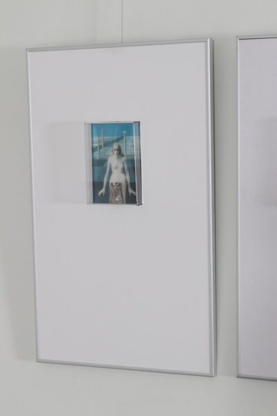 Urve Küttner. Dialoog I. 2001. Ehteinstallatsioon. Paul Delvaux’ maali fragmendi reproduktsioon, hõbe, korund.