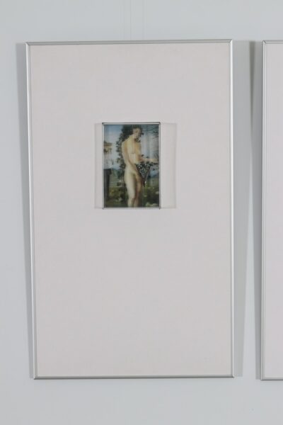 Urve Küttner. Luuderohi (Mees tänaval). 2004. Ehteinstallatsioon. Paul Delvaux’ maali fragmendi reproduktsioon, hõbe, smaragdid