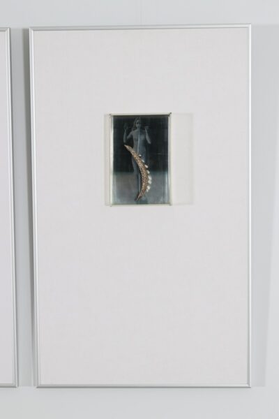 Urve Küttner. Mere ääres II.1999. Ehteinstallatsioon. Paul Delvaux’ maali fragmendi reproduktsioon, hõbe, pärlid.