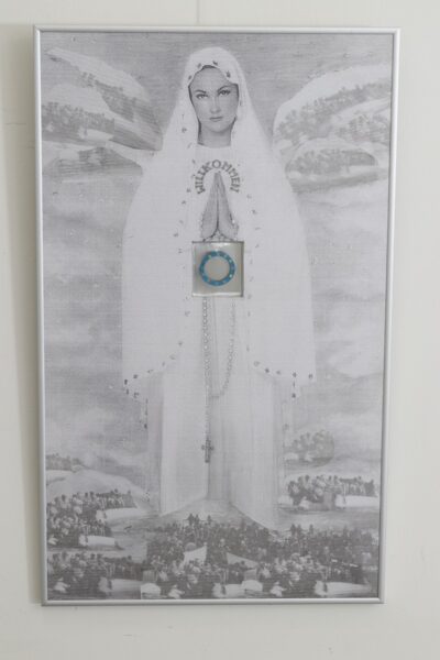 Urve Küttner. Willkommen. 2016 Ehteinstallatsioon. Pierre’i ja Gilles’i foto fragmendi reproduktsioon, segatehnika, vask, email