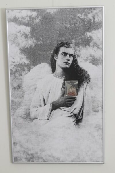 Urve Küttner. Lunastuse ingel. 2002‒2003. Ehteinstallatsioon. Pierre’i ja Gilles’i foto fragmendi reproduktsioon, hõbe, mateeritud tsitriinid.