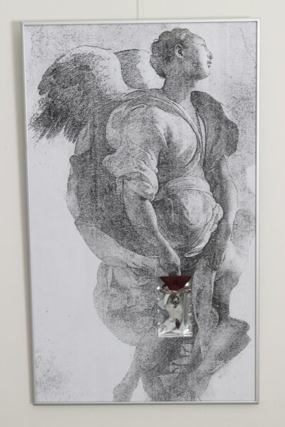 Urve Küttner. Gabriel. 2002‒2003. Ehteinstallatsioon. Pontormo maali „Kuulutus“ fragmendi reproduktsioon, hõbe, granaadid, kaltsedon, ripspael.