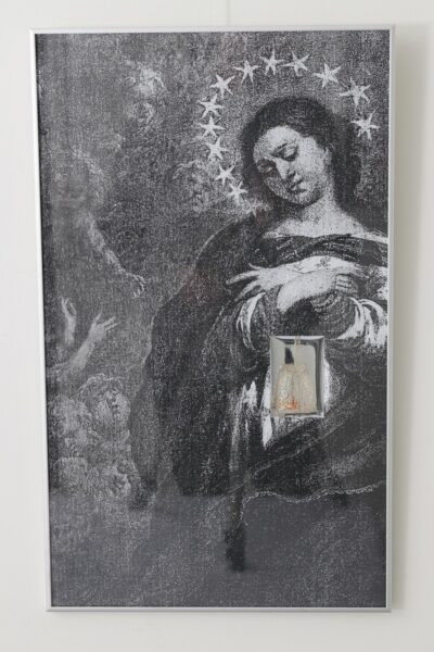 Urve Küttner. Süüta neitsi. 2004. Ehteinstallatsioon. 17. sajandi Portugali meistri maali reproduktsioon, hõbe, tsitriinid.