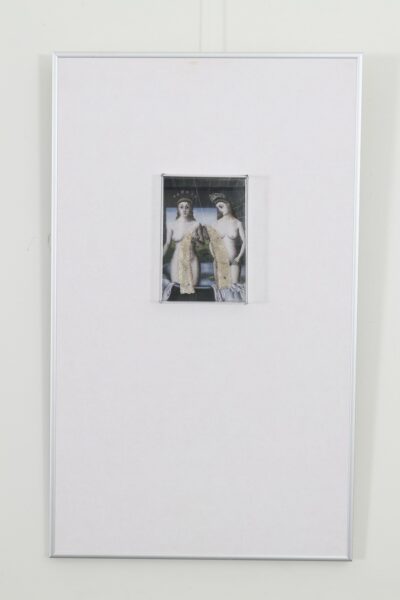 Urve Küttner. Veenuse sünd. 2017. Ehteinstallatsioon. Paul Delvaux’ maali fragmendi reproduktsioon, kollaaž, hõbe, helmed, klaaskuul