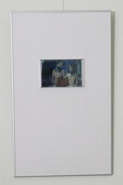 Urve Küttner. Jalutajad. 2004. Ehteinstallatsioon. Paul Delvaux’ maali fragmendi reproduktsioon, hõbe, korundid