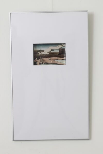 Urve Küttner. Unest ärkaja. 2017. Ehteinstallatsioon. Paul Delvaux’ maali fragmendi reproduktsioon, hõbe, pärlid