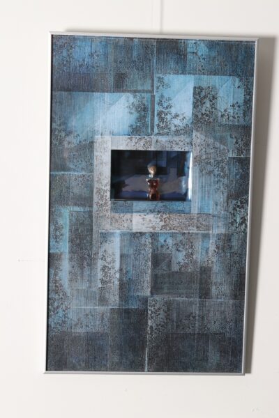 Urve Küttner. Sinine sohva. 2006. Paul Delvaux’ maali fragmendi reproduktsioon, Jean Paul Gaultier’ parfüümipudelile modelleeritud hõbemaskiga pea, joonistus, paljundus, värvipliiats.