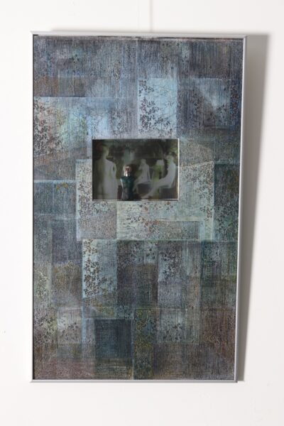 Urve Küttner. Aed. 2006. Paul Delvaux’ maali fragmendi reproduktsioon, Jean Paul Gaultier’ parfüümipudelile modelleeritud hõbemaskiga pea, joonistus, paljundus, värvipliiats.