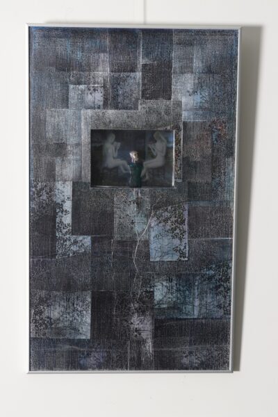 Urve Küttner. Õhtupalvus. 2006. Paul Delvaux’ maali fragmendi reproduktsioon, Jean Paul Gaultier’ parfüümipudelile modelleeritud hõbemaskiga pea, joonistus, paljundus, värvipliiats.