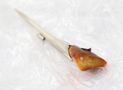 Urve Küttner. Susa. Rinnanõel, Merevaik, pärl