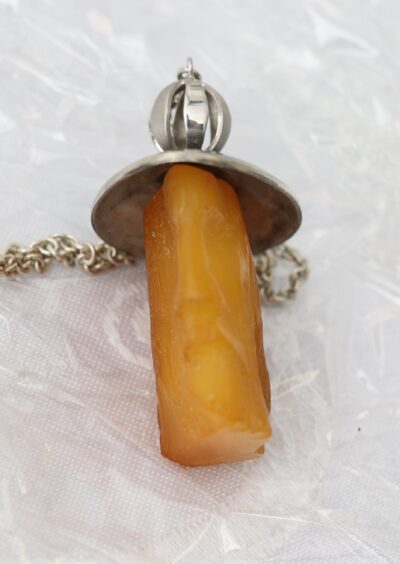 Urve Küttner. Püha Jüri. Hõbe, merevaik