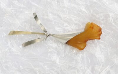 Urve Küttner. Rinnanõel TRISTE. Hõbe, merevaik