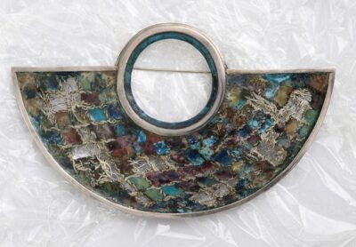 Urve Küttner. Hõbedast rinnanõelakenemailtehnikas.1989