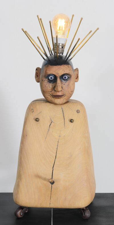 Jüri Mildeberg. Naba. 2021. Helendav objekt. Autoritehnika. 67 x 28 x 26 cm.