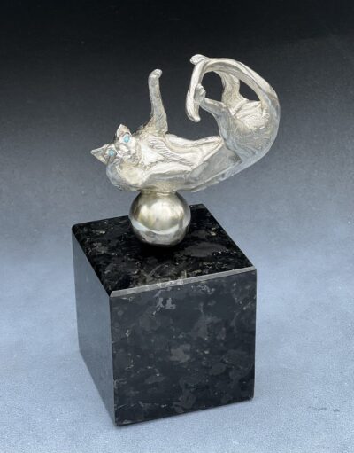 Aleksander Litvinov. Cat with a ball.  Skulptuur. 2024.a. Silver, 341gr.+ zirconium+labradorit, 16 x7 x 7cm.